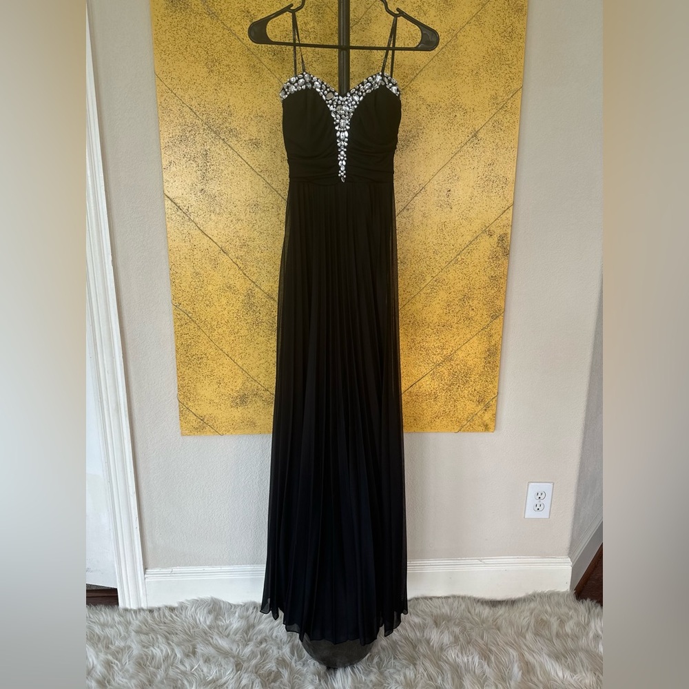 Size 5 Brand new from Nordstrom rack.